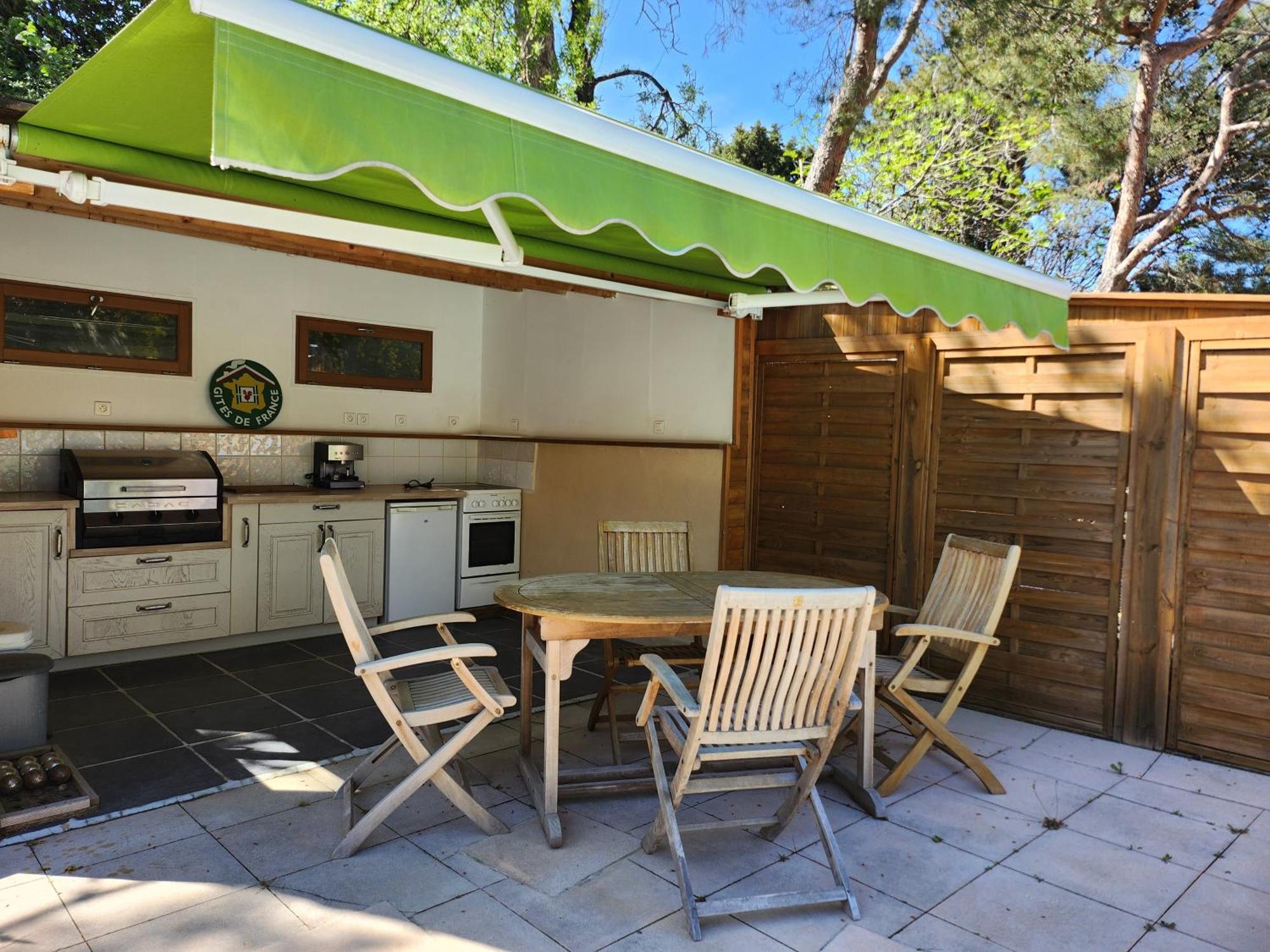 Domaine Les Gendalis Bed & Breakfast Saint-Saturnin-lès-Avignon Exterior photo
